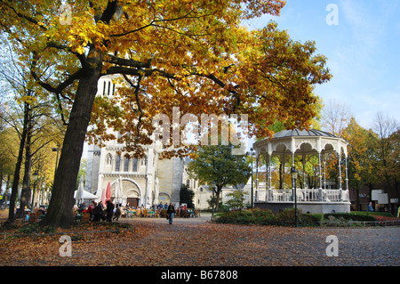 Bandstand con Munsterkerk in autunno Munsterplein Roermond Paesi Bassi Foto Stock