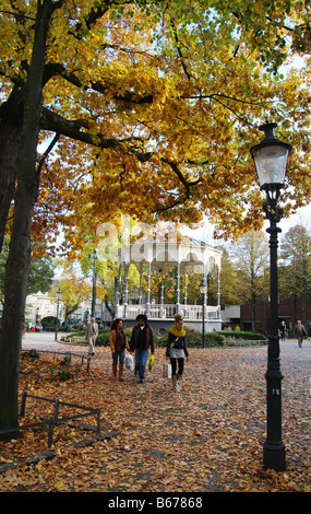 Bandstand e caratteristica strada luce Munsterplein Roermond Olanda in autunno Foto Stock