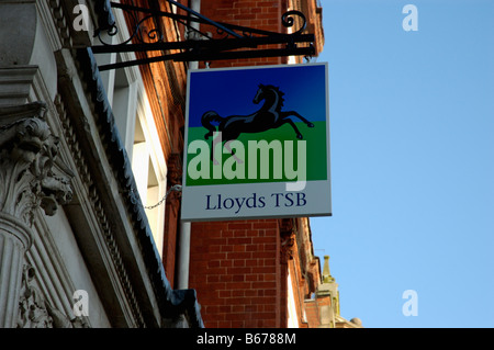 Lloyds TSB segnaletica appendere fuori dell'entrata al ramo su Horsefair Street nella città di Leicester Foto Stock