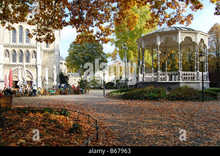 Bandstand con Munsterkerk in autunno Munsterplein Roermond Paesi Bassi Foto Stock