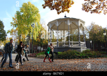 Bandstand con acquirenti in autunno Munsterplein Roermond Paesi Bassi Foto Stock