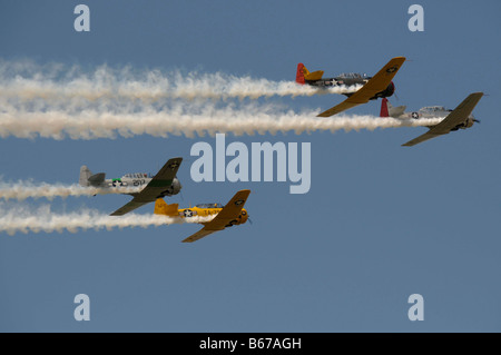 La North American T-6 texano wwII gli aerei in un'esibizione aerea all'aeroporto Willow Run in Bellville, Michigan Foto Stock