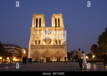 La cattedrale di Notre Dame a Parigi al tramonto. Foto Stock