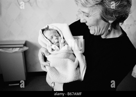 Ragazzo del neonato in ospedale con la nonna Foto Stock