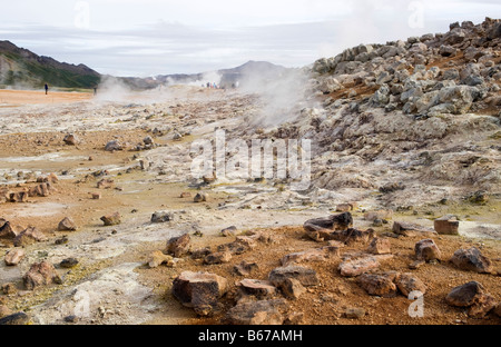 Námafjall montagna area geotermica, vicino a Akureyri, il nord dell'Islanda. I turisti possono essere visti sullo sfondo. Foto Stock