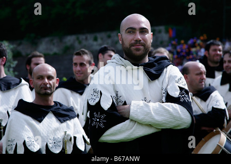 Gruppo medievale di trombettieri e tamburini sul campo l'annuale corsa all'Anello, l'anello giostre, a Narni in Umbria Foto Stock