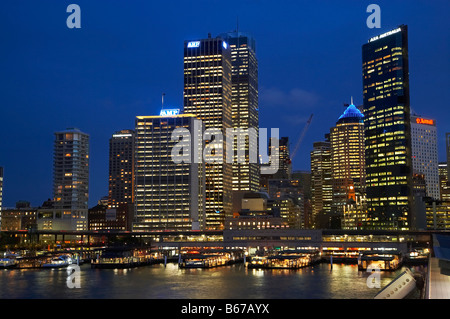 Sydney CBD e il passeggero dal terminal dei traghetti di notte Circular Quay di Sydney Cove Sydney New South Wales AUSTRALIA Foto Stock