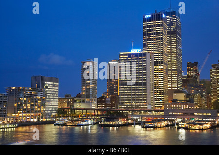 Sydney CBD e il passeggero dal terminal dei traghetti di notte Circular Quay di Sydney Cove Sydney New South Wales AUSTRALIA Foto Stock