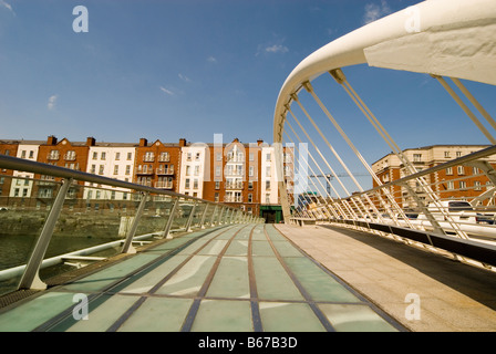 Il James Joyce Bridge sul fiume Liffey a Dublino, Irlanda Foto Stock
