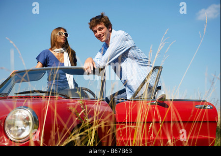 Matura in un rosso convertibili Foto Stock