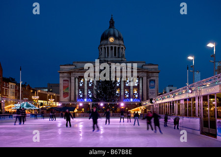 Nottingham municipio con le luci di Natale e la pista di pattinaggio su ghiaccio,Inghilterra Foto Stock