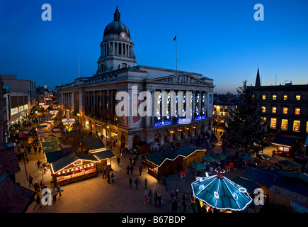 Nottingham municipio con le luci di Natale e mercato,Inghilterra Foto Stock