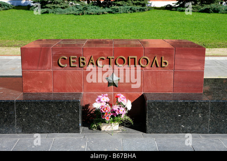 Lapide commemorativa per la II Guerra Mondiale Hero City Sevastopol presso la tomba del Milite Ignoto in Alexander giardino, Mosca, Russia Foto Stock