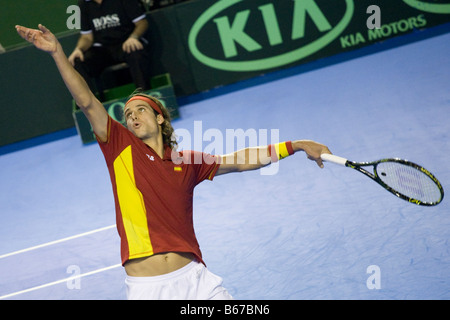 Lo spagnolo giocatore di tennis Feliciano Lopez che serve durante il 2008 Coppa Davis finale contro il giocatore argentino Juan Martin Del Potro Foto Stock