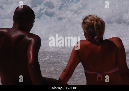 Adulto giovane che guarda al mare mentre in vacanza a Cefalonia, Grecia. Foto Stock