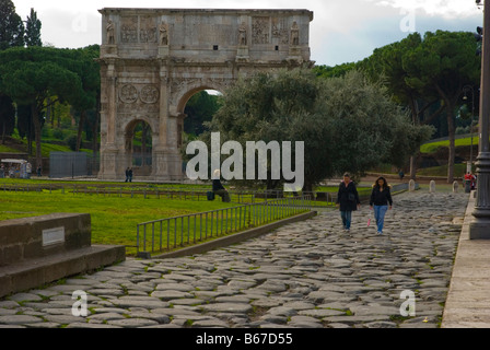 Piazza del Colosseo e Arco di Costantino a Roma Italia Europa Foto Stock