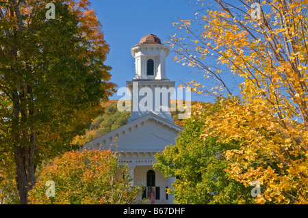 Autunno colori autunnali intorno al tradizionale bianco Windham county court house Newfane Vermont USA Stati Uniti d'America Foto Stock