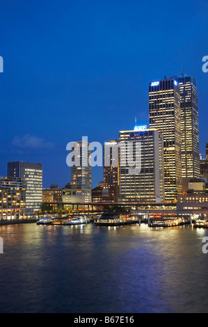 Sydney CBD e il passeggero dal terminal dei traghetti di notte Circular Quay di Sydney Cove Sydney New South Wales AUSTRALIA Foto Stock