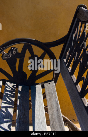 Banco di decorativo al di fuori del peperoncino patch, la Città Vecchia di Albuquerque, Nuovo Messico. Foto Stock