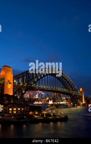 Il Ponte del Porto di Sydney e il Park Hyatt Sydney Hotel di Notte Sydney New South Wales AUSTRALIA Foto Stock