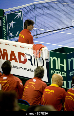 Lo spagnolo Davis Cup il capitano del Team di Emilio Sanchez Vicario orologi una partita dal banco durante il 2008 Coppa Davis finale Foto Stock