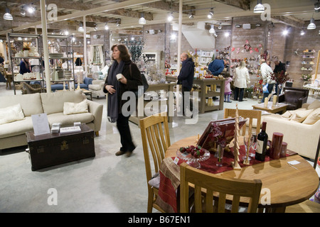 La gente di shopping in Snape Maltings, Snape, Suffolk, Inghilterra Foto Stock