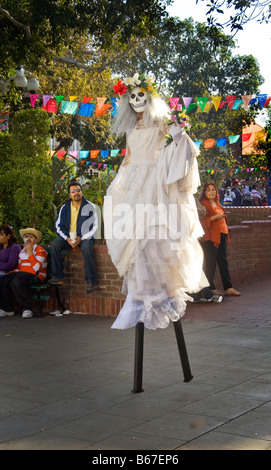 Donna in 'calivera' skeleton outfit messicano celebra il Giorno dei Morti a Los Angeles, tradizionale messicano memoriale al defunto Foto Stock
