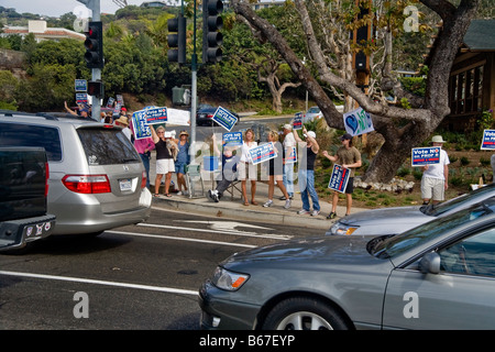 I dimostranti protestano contro lo stato scrutinio proposizione al Pacific Coast Highway in Laguna Niguel, CA, Stati Uniti d'America Foto Stock