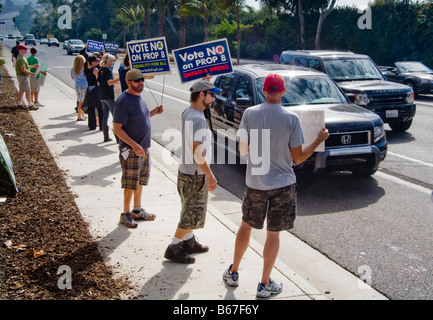 I dimostranti protestano contro lo stato scrutinio proposizione al Pacific Coast Highway in Laguna Niguel, CA, Stati Uniti d'America Foto Stock