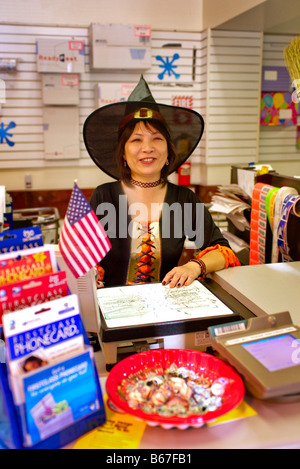 Asiatico-americano US Postal Service addetto in costume strega il giorno prima di Halloween a Laguna Niguel, CA Foto Stock
