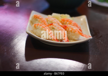 Shrimp sushi su una piastra quadrata. Foto Stock