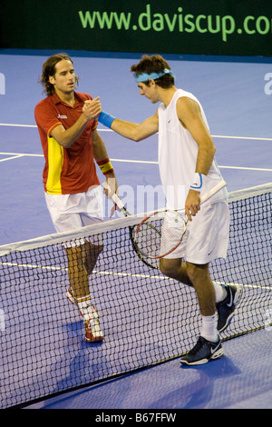 Lo spagnolo giocatore di tennis Feliciano Lopez saluta il giocatore argentino Juan Martin Del Potro dopo la vittoria nella seconda partita nel 2008 Foto Stock