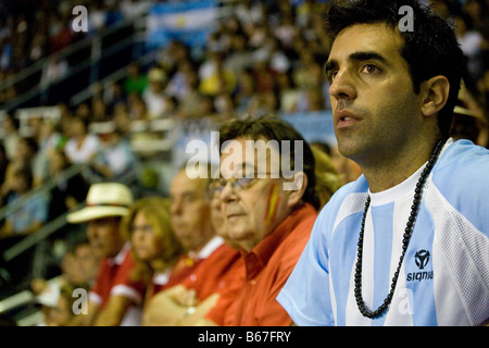 Sostenitore argentini guardare un gioco durante il 2008 Coppa Davis finale Argentina contro la Spagna. Foto Stock