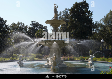 Fontana di Forsyth park nel quartiere storico di Savannah, Georgia, Stati Uniti d'America Foto Stock