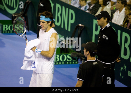 Tennis argentino giocatore Juan Martin Del Potro getting secco durante il 2008 Coppa Davis finale contro lo spagnolo Feliciano Lopez Foto Stock