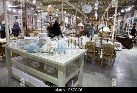 La gente di shopping in Snape Maltings, Snape, Suffolk, Inghilterra Foto Stock