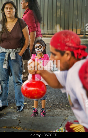 Una ragazza ispanica in morti-testa trucco per celebrare il Giorno dei Morti a Los Angeles, CA, Stati Uniti d'America Foto Stock