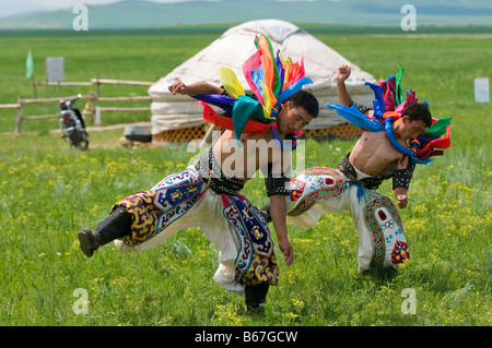 Lottatori mongola in estate il Festival Naadam Xiwuzhumuqinqi Inner Mongolia Cina Foto Stock