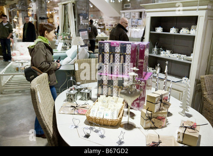 La gente lo shopping natalizio in Snape Maltings, Snape, Suffolk, Inghilterra Foto Stock