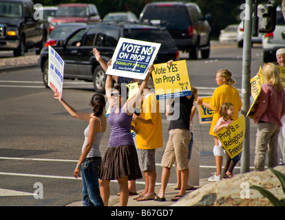 I dimostranti protestano contro lo stato scrutinio proposizione al Pacific Coast Highway in Laguna Niguel, CA, Stati Uniti d'America Foto Stock