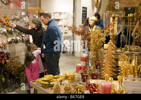 La gente lo shopping natalizio in Snape Maltings, Snape, Suffolk, Inghilterra Foto Stock