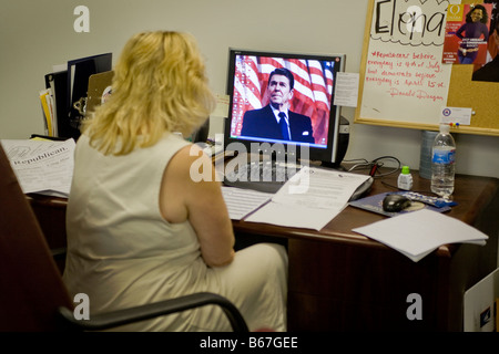Femmina di lavoro volontario a Orange County Partito Repubblicano sede in arancione, CA, Stati Uniti d'America Foto Stock