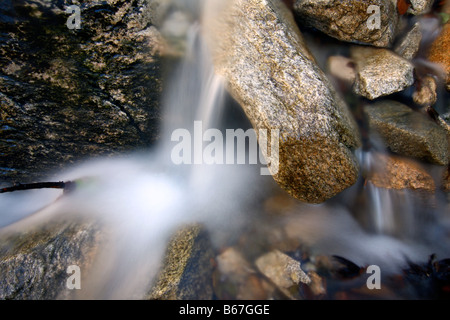 Una lunga esposizione di un piccolo ruscello. Royalty free immagine. Foto Stock