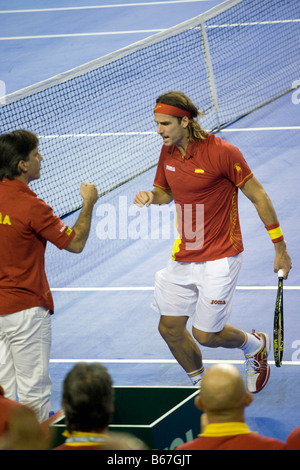 Lo spagnolo giocatore di tennis Feliciano Lopez saluta in spagnolo del Team Capitano Emilio Sanchez Vicario durante il 2008 Coppa Davis finale Foto Stock