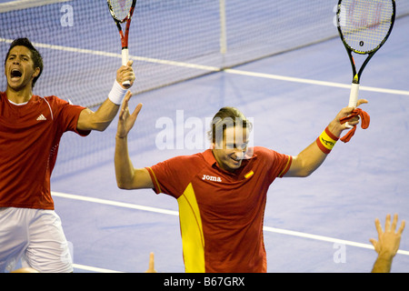 Lo spagnolo i giocatori di tennis di Feliciano Lopez e Fernando Verdasco celebrando dopo aver vinto il raddoppia il match contro l'Argentina Foto Stock