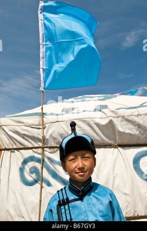 Tradizionalmente vestiti etnici bambino mongolo assiste estate Festival Naadam Xiwuzhumuqinqi Inner Mongolia Cina Foto Stock