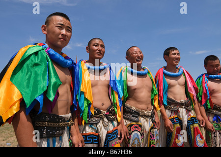 Lottatori mongola in estate il Festival Naadam Xiwuzhumuqinqi Inner Mongolia Cina Foto Stock