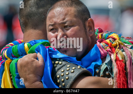 Lottatori mongola in estate il Festival Naadam Xiwuzhumuqinqi Inner Mongolia Cina Foto Stock