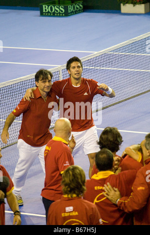 Lo spagnolo tennista Fernando Verdasco e capitano della squadra Emilio Sanchez Vicario celebrare la vittoria del 2008 Coppa Davis fina Foto Stock