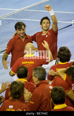 Lo spagnolo tennista Fernando Verdasco e capitano della squadra Emilio Sanchez Vicario celebrare la vittoria del 2008 Coppa Davis Foto Stock